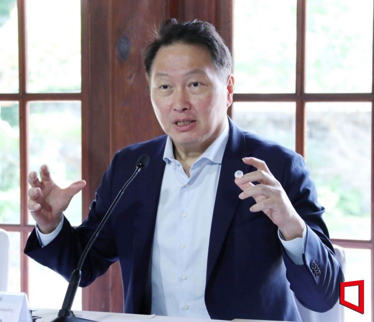 최태원 대한상공회의소 회장이 26일 서울 종로구 북촌 휘겸재에서 가진 외신기자클럽 간담회에서 발언을 하고 있다.