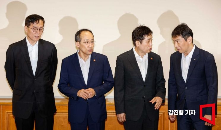 추경호(왼쪽 두 번째) 경제부총리 겸 기획재정부 장관, 이창용(왼쪽) 한국은행 총재, 김주현(오른쪽 두 번째) 금융위원회 위원장, 이복현 금융감독원 원장이 지난 27일 서울 중구 은행회관에서 열린 비상거시경제금융회의에 참석해 의견을 나누고 있다. 사진=강진형 기자aymsdream@