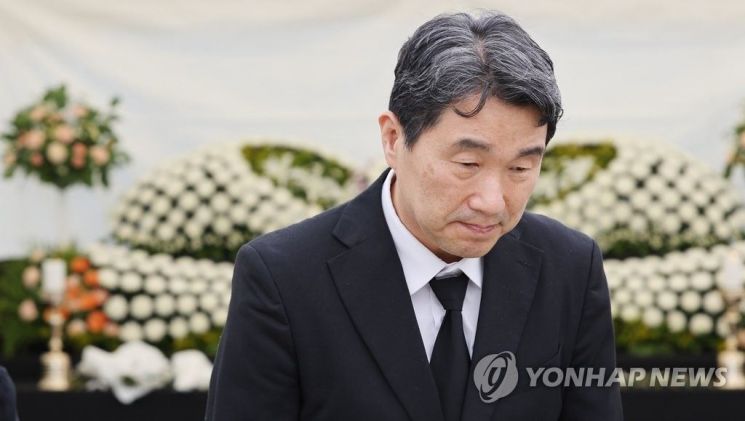 李周浩社会副总理兼教育部长21日来到设在首尔江南瑞草教育支援厅的A老师灵堂献花后正离开。 图片由联合新闻提供