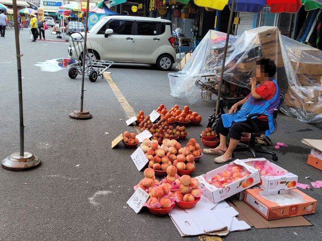 지난 26일 청량리 청과물시장에서 과일을 팔고 있는 상인. 비가 와 과일이 상하고 손님이 줄어 장사가 잘 안 되고 있다. /사진=공병선 기자 mydillon@