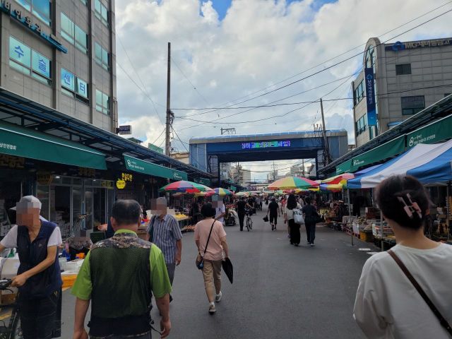 지난 26일 방문한 청량리 청과물시장. 사람들이 지나다니며 과일들을 구경하고 있다. /사진=공병선 기자 mydillon@