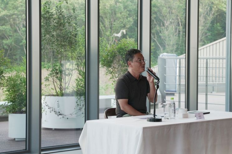 이만규 아난티 대표가 26일 부산 기장군 빌라쥬 드 아난티에서 열린 간담회에서 기자들 질문에 답하고 있다. [사진제공=아난티]