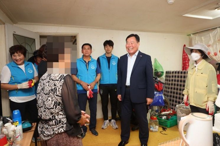 (우측 두번째)김산 무안군수가 홀몸 노인가구를 방문해 수혜자와 이야기하고 있다. [사진제공=무안군]