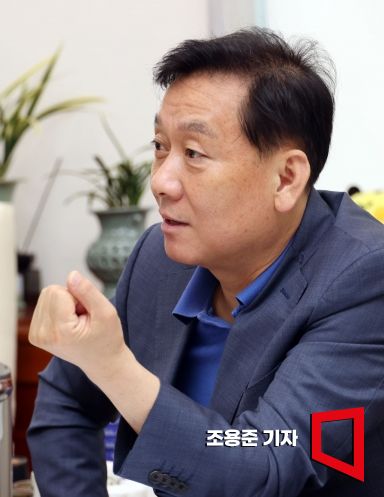 正在接受《亚洲经济》采访的国会事务总长 Lee Kwangjae。照片=记者 Cho Yongjun jun21@