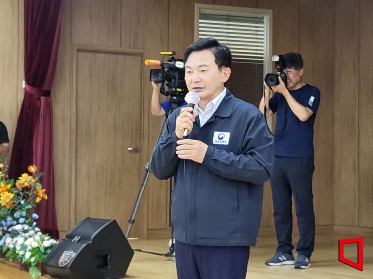 원희룡 국토교통부 장관이 27일 서울~양평고속도로 대안 노선의 종점지인 경기 양평군 강상면의 한 주민센터에서 주민 간담회를 열고 발언하고 있다. / 사진=노경조 기자