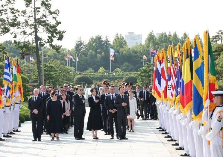 6·25 정전협정 70주년을 맞아 윤석열 대통령과 김건희 여사가 27일 부산 남구 유엔기념공원에서 유엔군 위령탑에 헌화하기 위해 입장하며 의장대 태극기에 경례하고 있다. [이미지출처=연합뉴스]