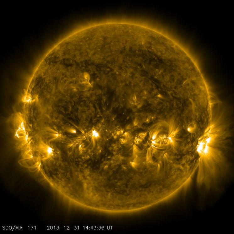 [과학을읽다]요즘 태양이 더 뜨거운 이유?…1조 볼트급 폭발 있었다