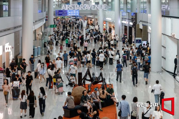 본격 여름휴가철에 돌입한 28일 인천국제공항 제1여객터미널 면세구역을 찾은 여행객들로 북적이고 있다. 사진=강진형 기자aymsdream@