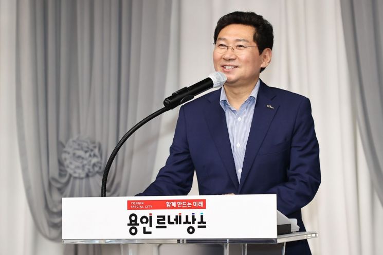이상일 용인특례시장이 27일 시청 컨벤션홀에서 열린 제4기 용인시 청년정책네트워크 발대식에서 인사말을 하고 있다.
