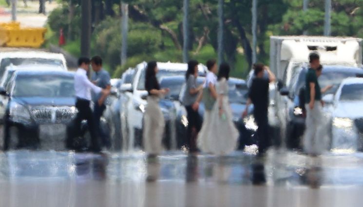 장마가 끝나고 본격적인 무더위가 시작된 27일 서울 여의대로 위로 지열에 의한 아지랑이가 피어오르고 있다. 사진제공=연합뉴스
