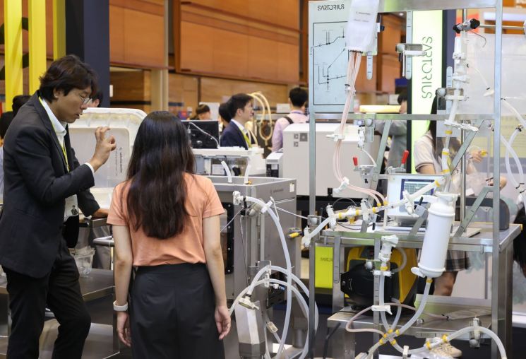 바이오 산업의 모든 것
      (서울=연합뉴스) 류효림 기자 = 12일 서울 강남구 삼성동 코엑스에서 열린 '바이오플러스-인터펙스 코리아'에서 방문객들이 전시장을 둘러보고 있다. 2023.7.12
    ryousanta@yna.co.kr
(끝)


＜저작권자(c) 연합뉴스, 무단 전재-재배포 금지＞