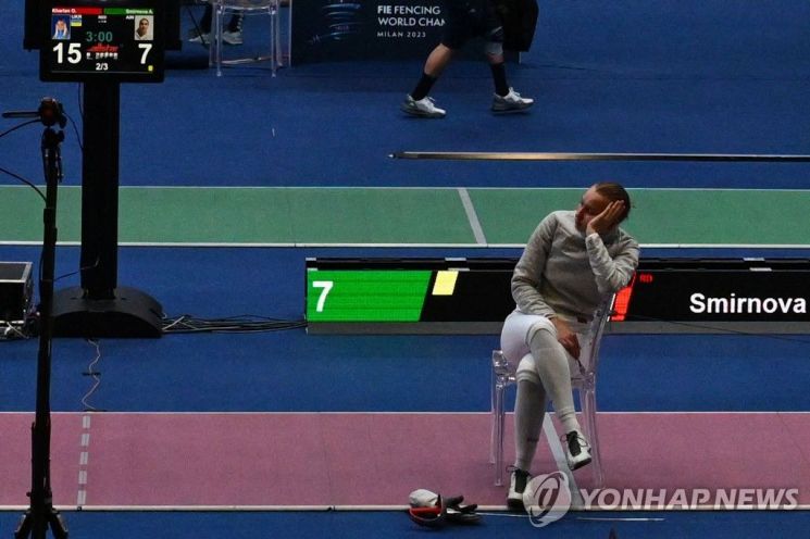 스미르노바가 하를란에게 악수를 거부당하고 50분동안 피스트에 앉아 항의를 표현했다. [이미지출처=연합뉴스]