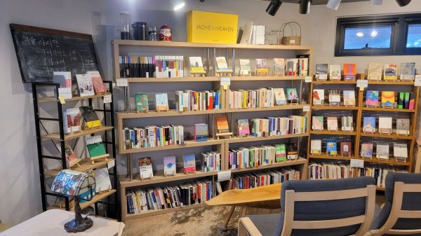 동네책방에서 흔히 볼 수 있는 북큐레이션. 책방 주인에게 책 추천을 받을수 있고, 책에 관해 다양한 질문도 할 수 있다. 사진=한승곤 기자
