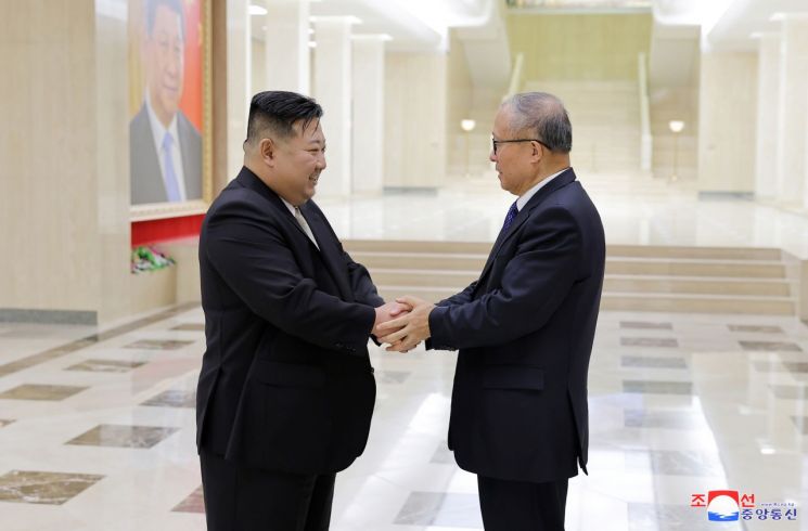 中 시진핑, 김정은에 친서…"피로써 위대한 전우애 맺어"