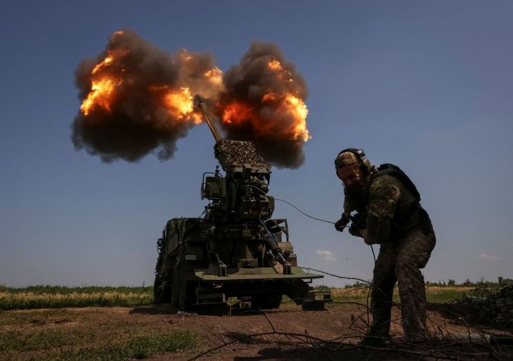 우크라이나 동부 도네츠크주 바흐무트 인근에서 러시아군을 향해 포격을 가하는 우크라이나군의 모습. 바흐무트=로이터·연합뉴스