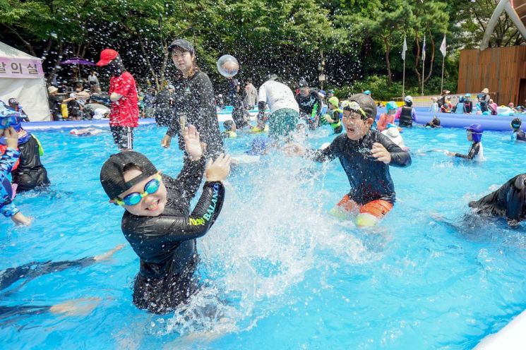 배봉산 어린이 물놀이장에서 어린이들이 신나게 물놀이를 즐기고 있다.