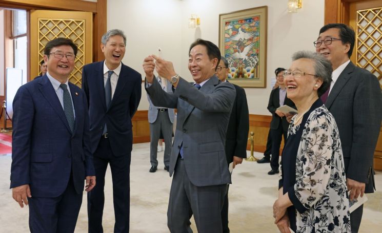 문화체육관광부는 지난 29일 대한민국 역대 대통령들의 가족 6인이 청와대 본관에서 열리고 있는 특별전 ‘우리 대통령들의 이야기’를 함께 관람했다고 30일 밝혔다. 박보균 문화체육관광부 장관이 초대한 이번 모임에는 조혜자 여사(이승만 대통령 며느리), 윤상구 ㈜동서코포레이션 대표(윤보선 대통령 아들), 박지만 EG 대표이사 회장(박정희 대통령 아들, 박근혜 대통령 동생), 노재헌 동아시아문화센터 이사장(노태우 대통령 아들), 김현철 김영삼대통령기념재단 이사장(김영삼 대통령 아들), 김홍업 김대중평화센터 이사장(김대중 대통령 아들)이 참석했다. [사진제공 = 문화체육관광부]
