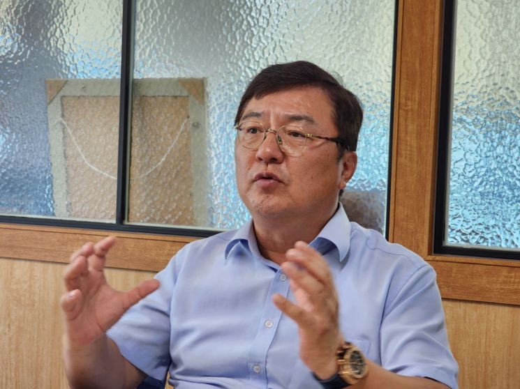 김지훈 선일다이파스 대표가 자동차용 볼트에 대해 설명하고 있다.