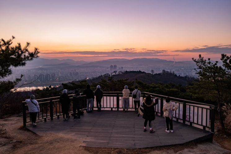 Achasan Sunrise Square. Provided by Gangdong-gu.