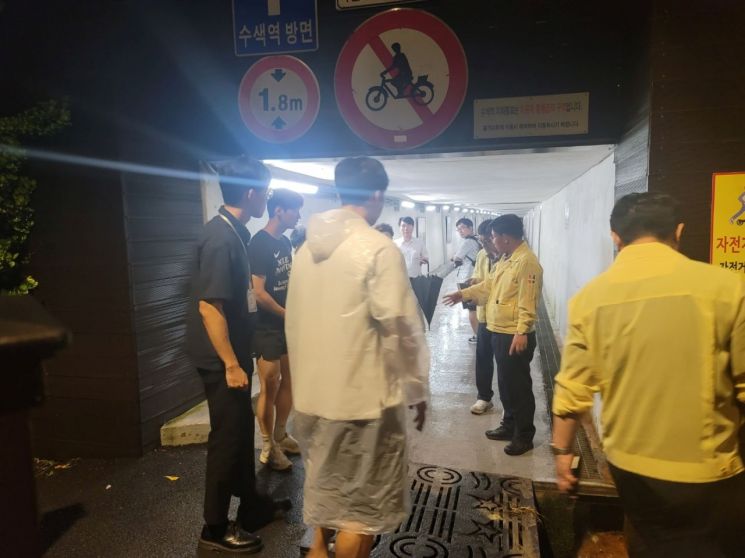 30일 저녁 집중호로 피해가 우려되는 수색역 지하보도 방문한 박강수 마포구청장