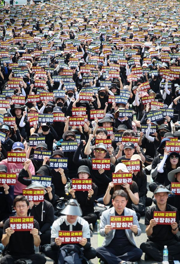 29일 서울 종로구에서 열린 교권 회복을 촉구하는 집회에 전국 각지에서 모인 교사들이 참석해 팻말을 흔들고 있다. [이미지출처=연합뉴스]