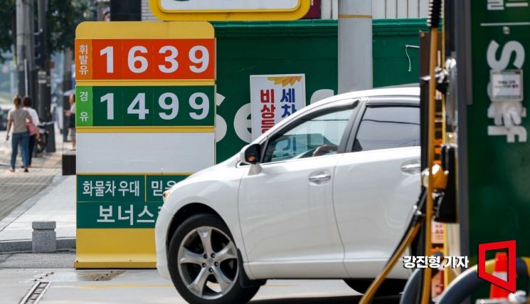 국제 유가가 상승세를 이어가며 국내 주유소 휘발유와 경유 판매 가격이 3주 연속 상승하고 있는 31일 서울 한 주유소에서 휘발유가 리터당 1639원, 경유가 리터당 1499원에 판매되고 있다. 사진=강진형 기자aymsdream@