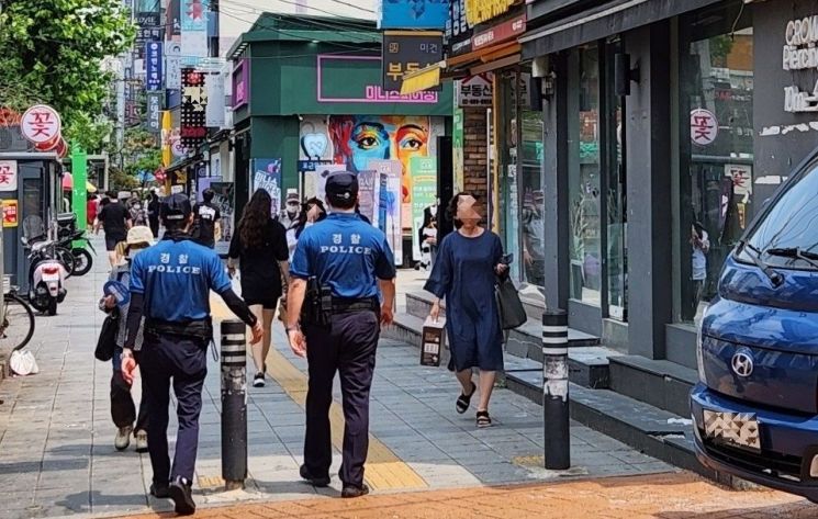 서울 관악구 신림역 일대를 경찰관들이 순찰하고 있다. [사진=임춘한 기자]