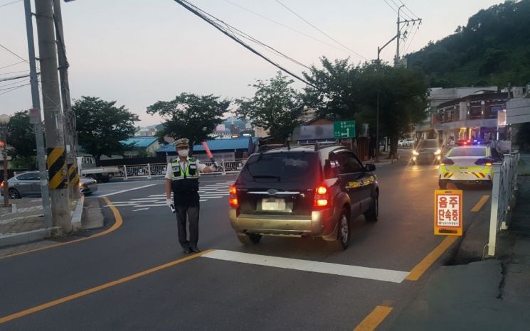 교통경찰이 창원 북면온천 인근에서 음주운전 단속을 하고 있다. [사진제공=경남소방본부]