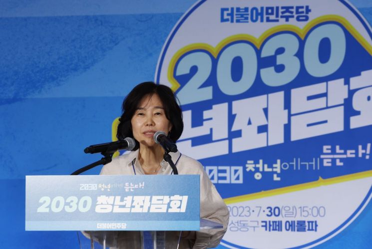 김은경 더불어민주당 혁신위원장이 30일 성동구의 한 카페에서 열린 2030 청년좌담회에서 인사말을 하고 있다.[사진=연합뉴스]