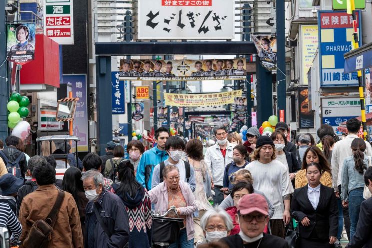 일본 시민들이 지난 5월8일 도쿄 도고시 긴자의 기차 노선을 따라 걷고 있다. [이미지출처=연합뉴스]