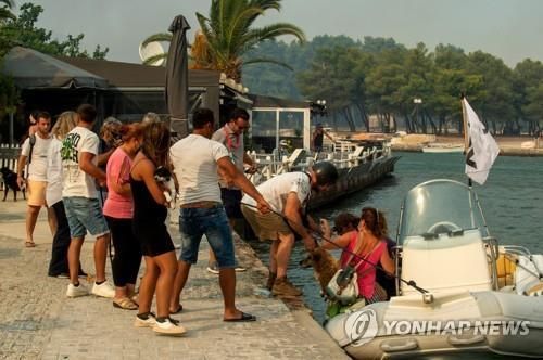 그리스 산불로 보트를 타고 대피하는 주민들 [사진출처=EPA·연합뉴스]