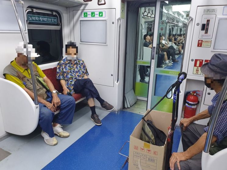 1일 서울교통공사에 따르면 지난달 1∼25일 지하철 1∼8호선을 이용한 65세 이상 노인은 1468만명으로 지난해 같은 기간의 1393만명보다 약 75만명 많았다. [사진출처=연합뉴스]