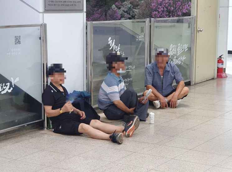서울 지하철 종로3가역에서 더위를 피하는 노인들 [사진출처=연합뉴스]