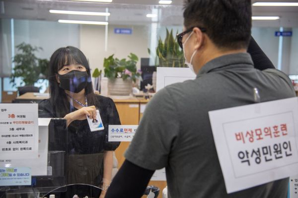 용산구 직원들이 악성민원인 대비 모의훈련을 하고 있다.(사진=용산구 제공)