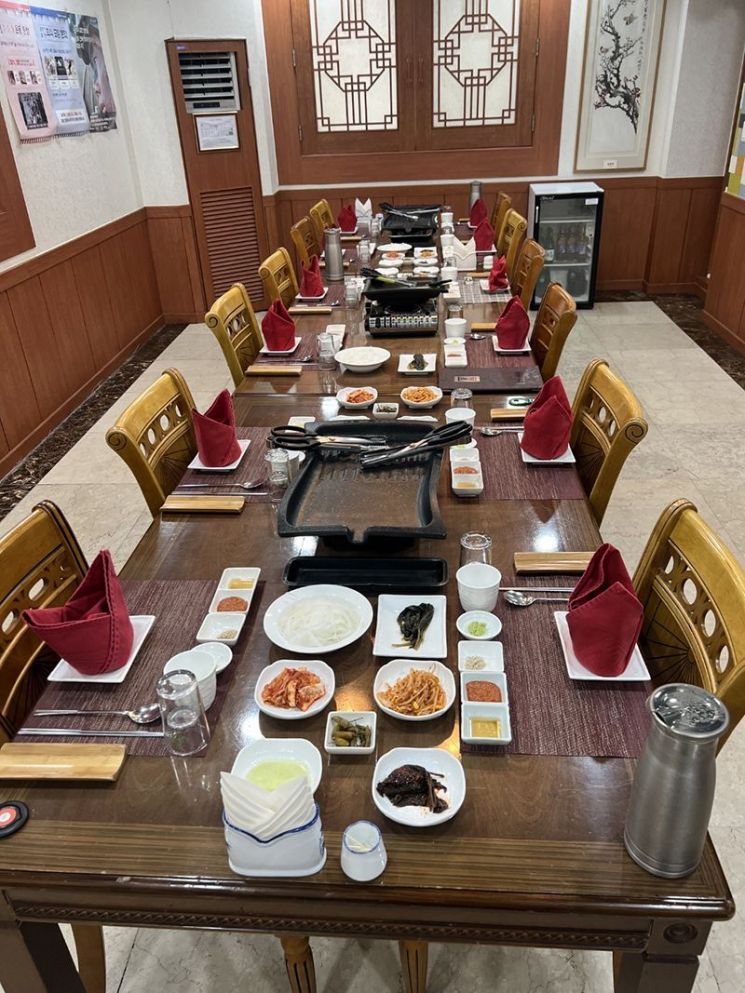 구체적으로 장성급이 예약하면 빨간 냅킨을 '별' 모양으로 접어 새 사기그릇에 얹었고, 대령·원사급은 기존에 쓰던 사기그릇에 빨간 냅킨을 '왕관' 모양으로 접어 얹는 등 계급별로 세팅을 달리했다고도 주장했다. [사진제공=군인권센터]