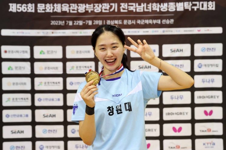 여대부 개인 단식경기에서 우승한 박지은 선수가 메달을 목에 걸고 포즈를 취하고 있다. [사진제공=창원대학교]