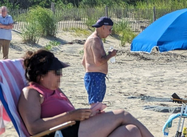 "80세 할아버지 맞아?" 해변서 웃통 벗은 바이든 포착
