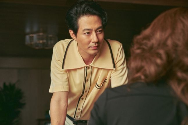 1970년대 국내 밀수 업계를 꽉 잡고 있는 권 상사(조인성)는 부산항 단속이 심해지자 다른 활로를 찾던 중 군천에 관심을 갖게 된다. [사진제공 = NEW]