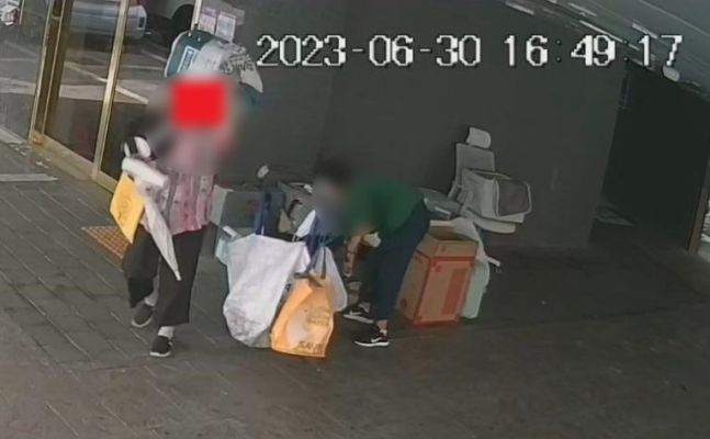 빌라 1층 현관 옆에 쌓아둔 이삿짐에서 휴지 등을 가져가는 할머니들. [이미지출처=온라인 커뮤니티]