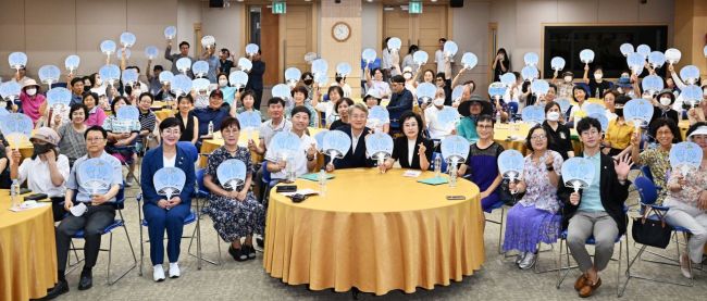 2일 서구청 들불홀에서 맨발걷기 동호회원 100여 명이 참석한 가운데 ‘맨발로(路) 서구 사례공유회’를 개최했다.[사진제공=서구]