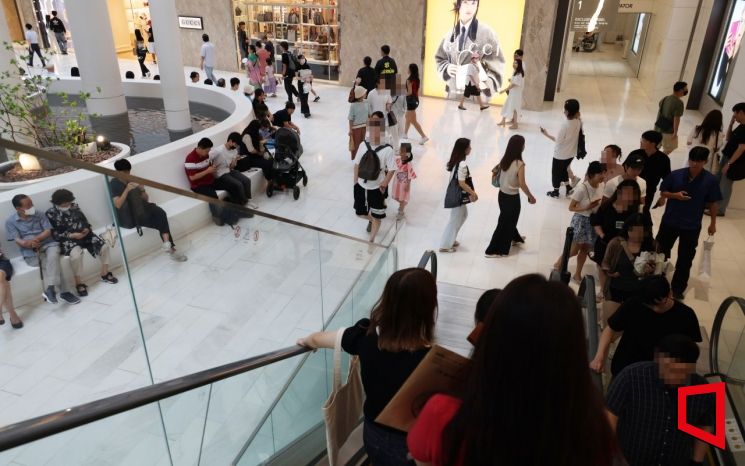 서울 여의도 더현대를 찾은 시민들이 쇼핑을 즐기고 있다. 2023.08.02. 조용준 기자