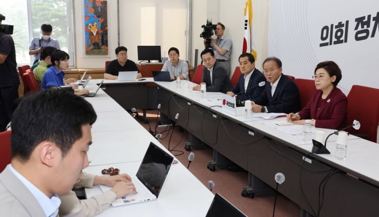 與 "부실시공 국정조사 추진" vs 野 "책임 전가, 남탓 타령"