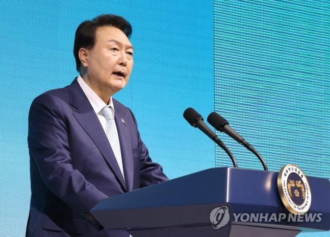 윤석열 대통령이 2일 전북 군산새만금컨벤션센터(GSCO)에서 열린 '새만금 이차전지 투자협약식'에서 격려사를 하고 있다. [사진출처=연합뉴스]
