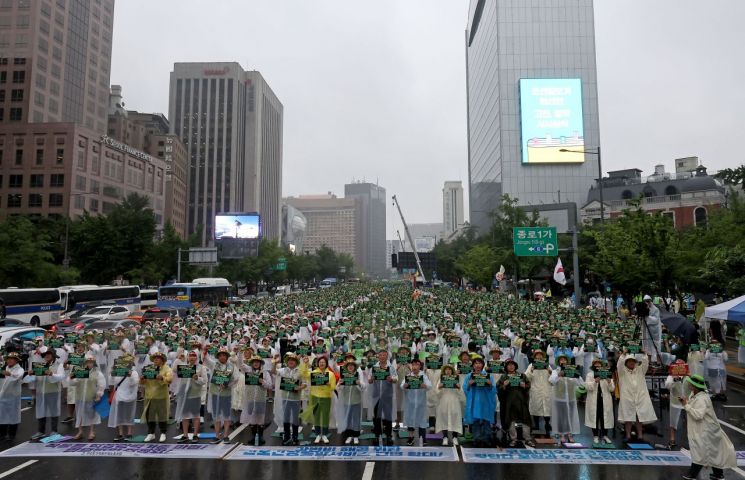 전국보건의료산업노동조합 노조원들이 7월 14일 오후 서울 광화문 세종대로에서 인력·공공의료 확충, 간호간병통합서비스 전면 해결 등을 촉구하는 집회를 하고 있다. [이미지출처=연합뉴스]