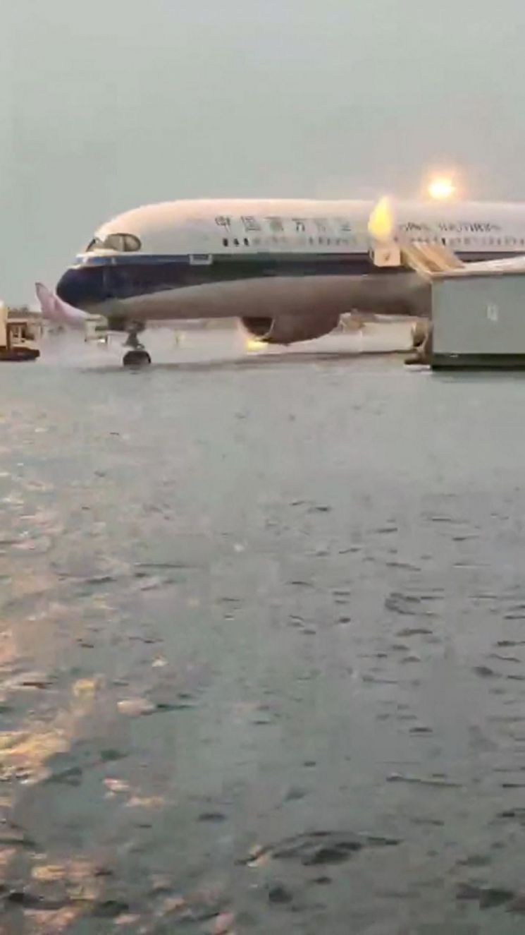 물이 가득 들어찬 베이징 다싱 국제공항 [이미지출처=로이터연합뉴스]