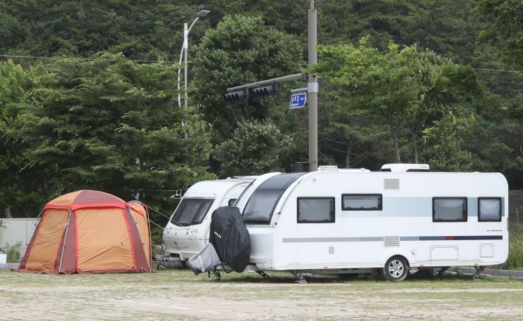 전북 부안군의 한 해수욕장 공영주차장에 캠핑카들이 무단 주차돼 있다.[사진출처=연합뉴스]