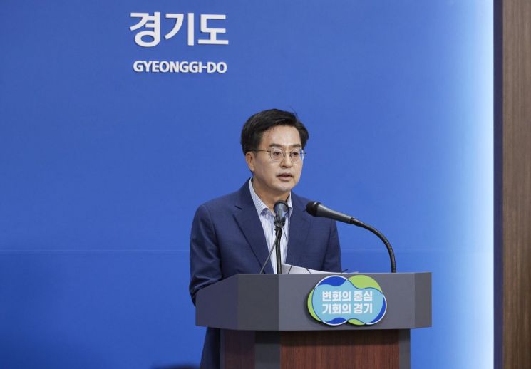 김동연 경기도지사가 3일 경기도청 브리핑룸에서 '서울~양평고속도로 사업관련 입장발표'를 하고 있다.