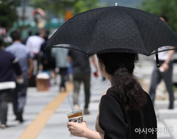 체감온도 -10도 뚝, 탈모까지 예방…남자들도 "양산 써야죠"