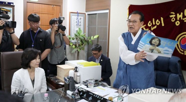 3일 용산 대한노인회 중앙회에서 김호일 회장이 노인폄하 발언 사과를 위해 방문한 더불어민주당 김은경 혁신위원장과 면담 중 위원장의 뺨 대신 사진을 때리고 있다. [사진출처=연합뉴스]