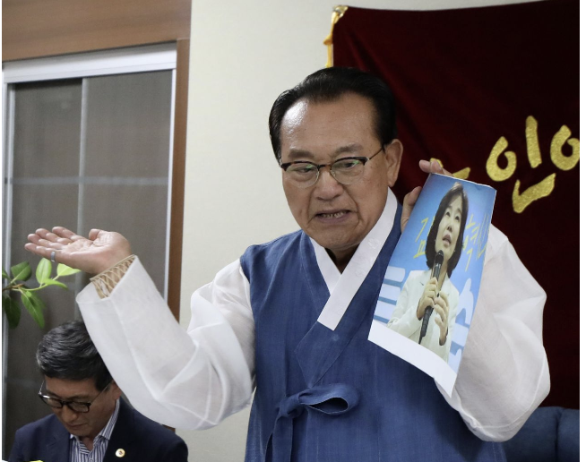 노인회 찾아 '사진 따귀' 맞은 김은경 …野, 노인비하 진화 총력(종합)